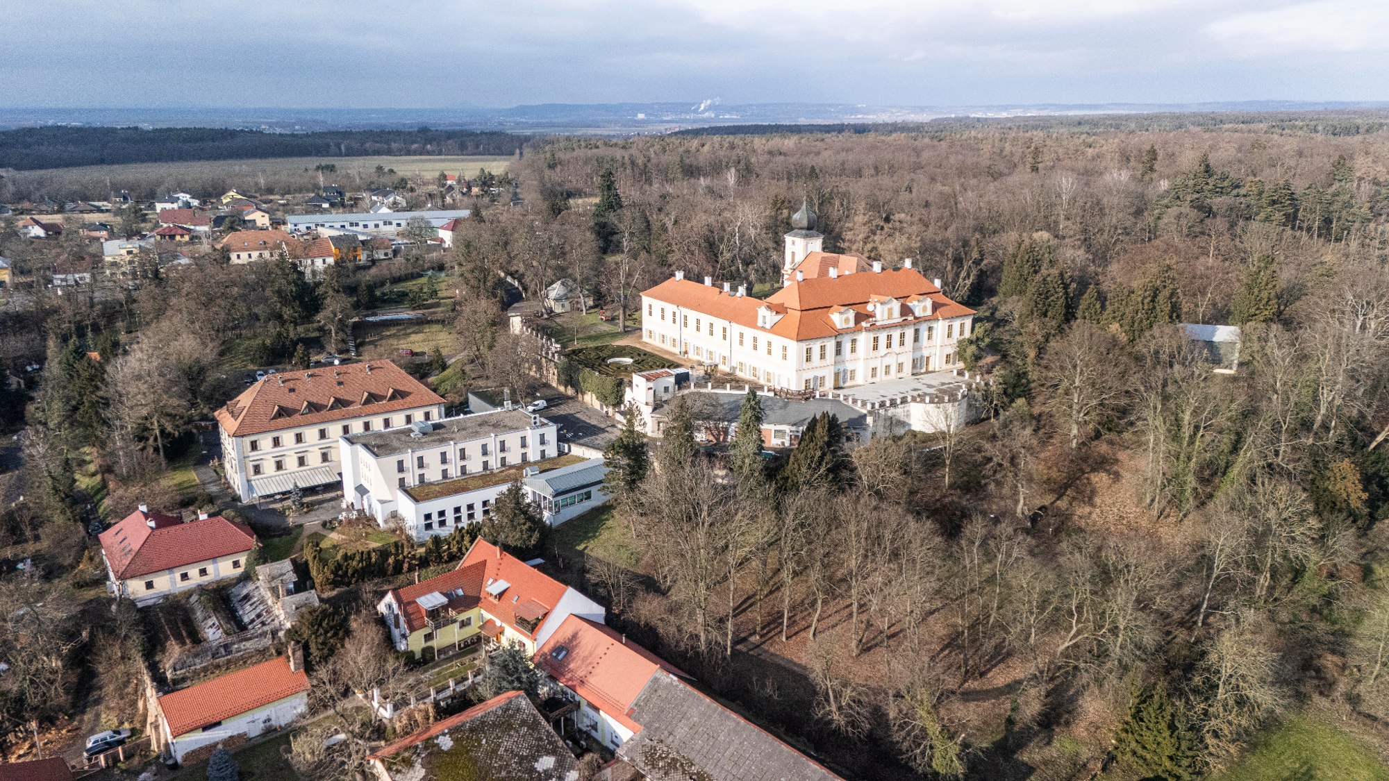 Letecký pohled na zámek Loučeň a okolní park